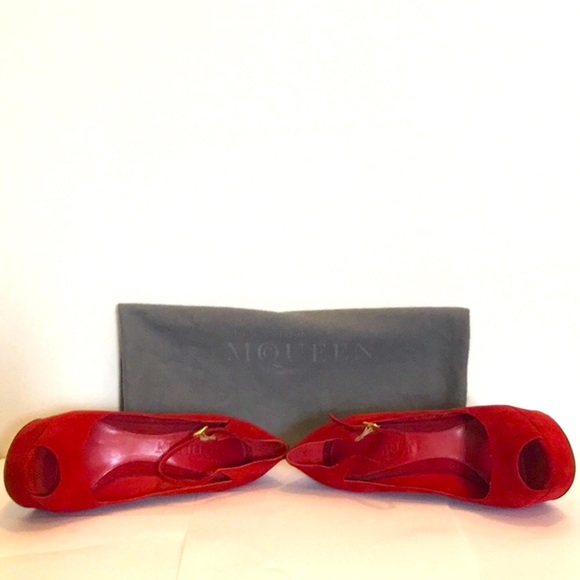 Alexander McQueen red suede curved wedges. - Picture 4 of 6